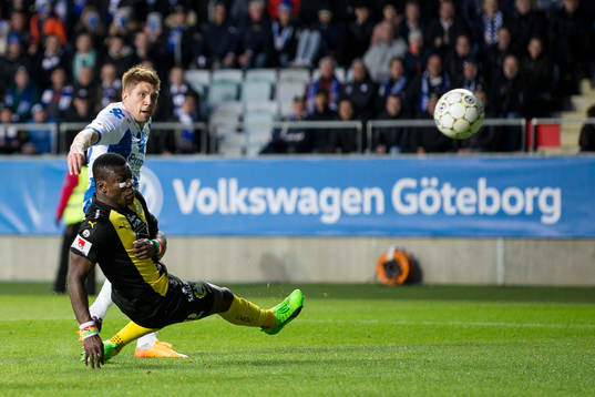 IFK Göteborgs Mikael Boman med ett skott förbi täckande