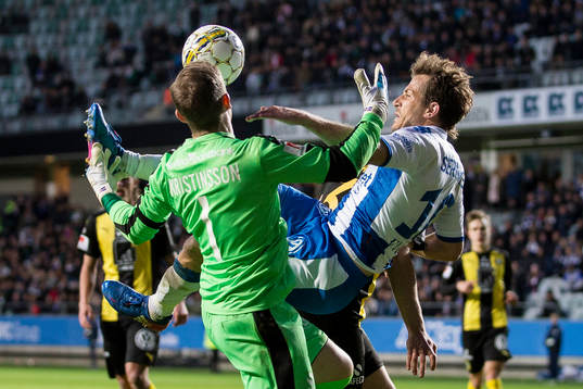 IFK Göteborgs Tobias Hysen i kamp om bollen med Hammarbys