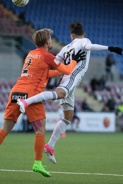 Östersunds Gabriel Somi knuffas av AFC Eskilstunas Daniel