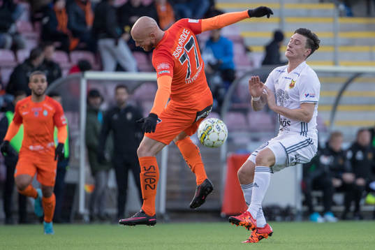 Östersunds Jamie Hopcutt och AFC Eskilstunas Zourab
