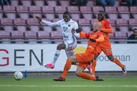 Östersunds Ken Sema tar sig förbi AFC Eskilstunas Zourab