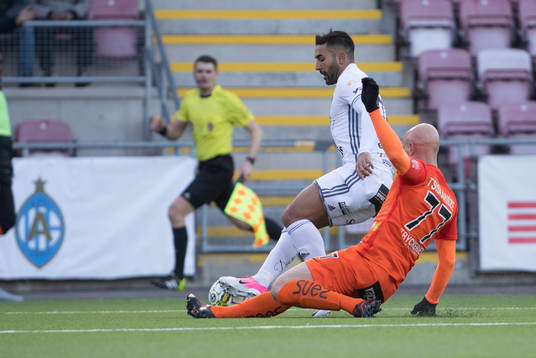 Östersunds Saman Ghoddos tacklas av Zourab Tsiskaridze