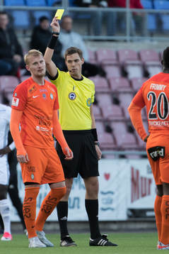 AFC Eskilstunas Ludvig Öhman får gult kort av domare