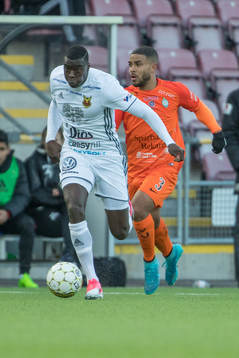 Östersunds Ken Sema jagas av AFC Eskilstunas Jernade Meade