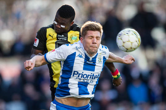 Hammarbys Joseph Aidoo och Mikael Boman i nickduell