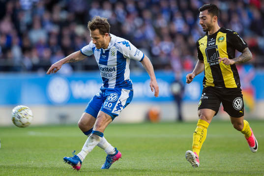 IFK Göteborgs Tobias Hysen före Hammarbys Jiloan Hamad
