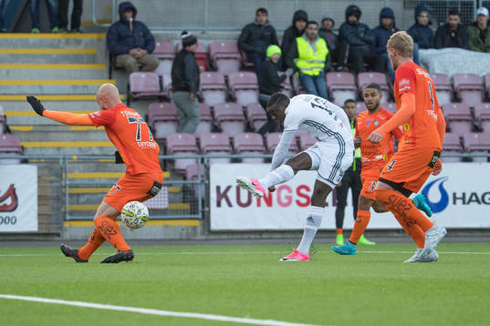 Östersunds Ken Sema skjuter mot mål. Med på bilden finns
