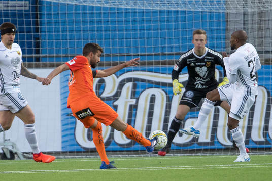 AFC Eskilstunas Omar Eddahri provar skott mot Östersunds