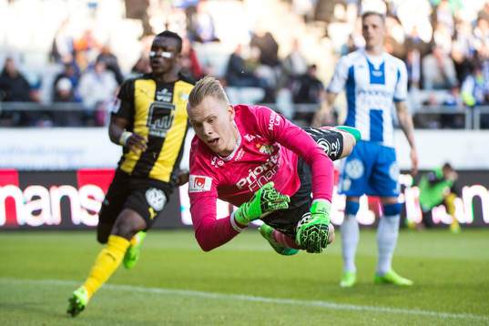 IFK Göteborgs målvakt Pontus Dahlberg missar bollen