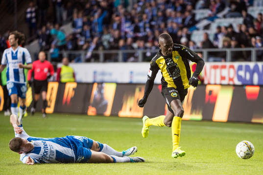 IFK Göteborgs Emil Salomonsson och Hammarbys Pa Amat Dibba