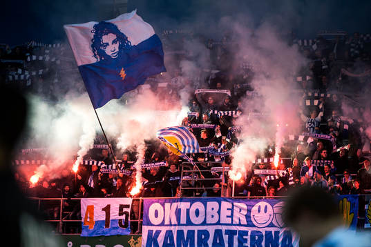 IFK Göteborgs supportrar tänder bengaler