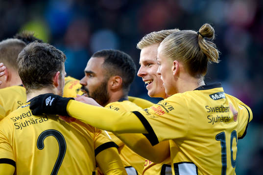 Elfsborgs Per Frick jublar med lagkamrater