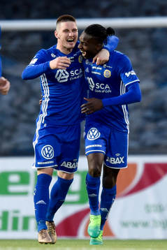 Sundsvalls Kristinn Freyr Sigurdsson kramar om målskytten