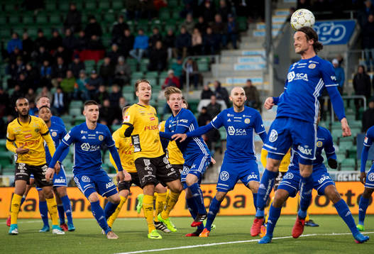 Sundsvalls Linus Hallenius når högst och nickar undan en