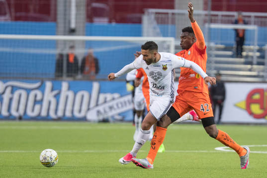 Östersunds Saman Ghoddos  och AFC Eskilstunas Amadou