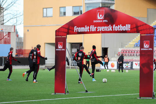 Östersund värmer upp innan fotbollsmatchen i Allsvenskan