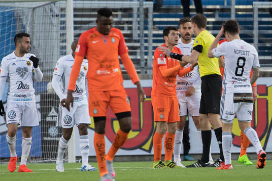 AFC Eskilstunas Ansel Raskaj vädjar till domare Magnus