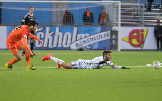 Östersunds Brwa Nouri på mage framför AFC Eskilstunas