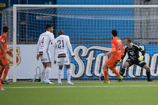 Östersunds målvakt Andreas Andersson ser bollen smita