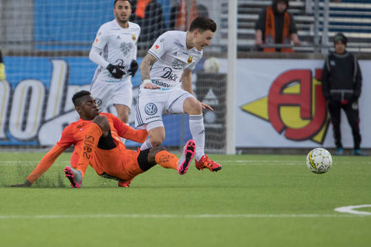 Östersunds Jamie Hopcutt och AFC Eskilstunas Emmanuel
