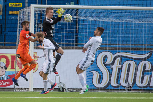Östersunds målvakt Andreas Andersson har koll på bollen