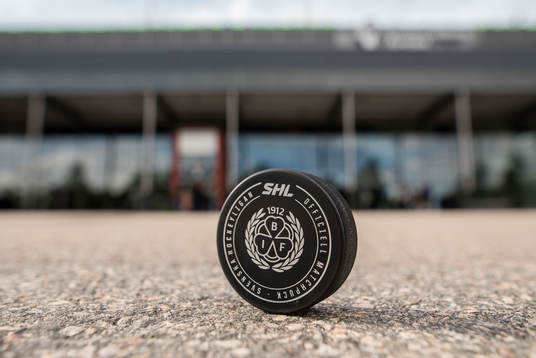 7  Puck utanför Gavlerinken Arena före final 6 i