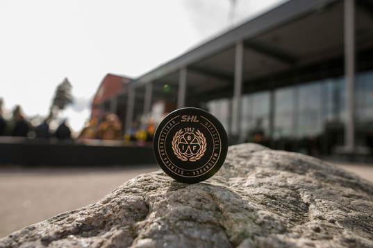 7  Puck utanför Gavlerinken Arena före final 6 i