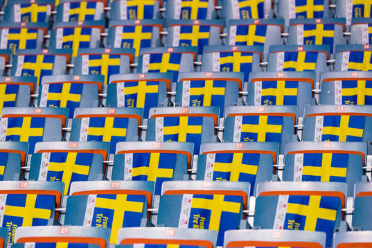 Svenska flaggor är utplacerade på läktaren