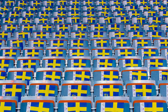 Svenska flaggor är utplacerade på läktaren