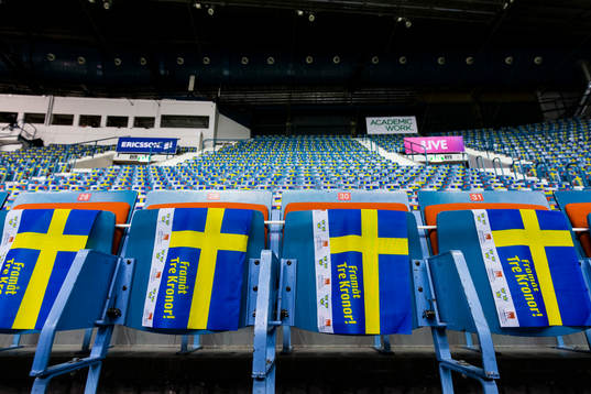 Svenska flaggor är utplacerade på läktaren