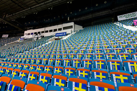 Svenska flaggor är utplacerade på läktaren