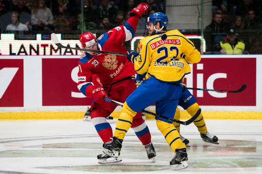 Rysslands Sergei Andronov i kamp om pucken med Sveriges