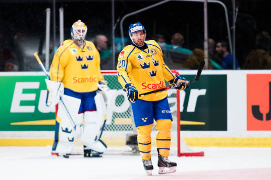 Sveriges målvakt Eddie Läck och Joel Lundqvist deppar