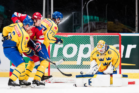 Sveriges Anton Strålman och Victor Hedman ser