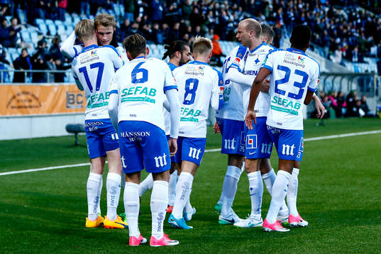 Norrköpings Karl Holmberg jublar med lagkamrater