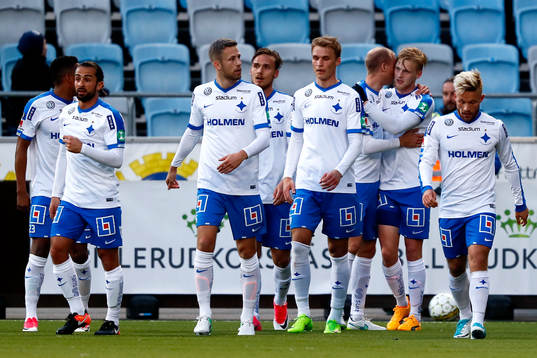 Norrköpings Karl Holmberg jublar med lagkamrater