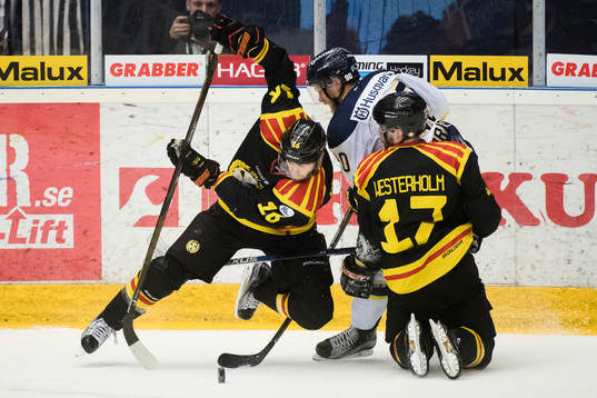 Brynäs Daniel Paille och Pathrik Westerholm i kamp mot