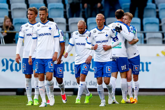 Norrköpings Karl Holmberg jublar med lagkamrater