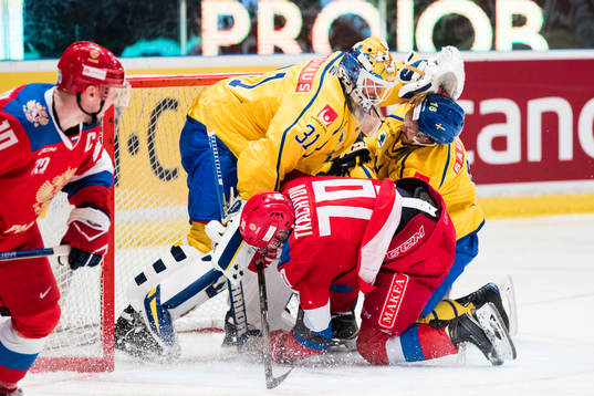 Sveriges målvakt Eddie Läck och Dennis Everberg får