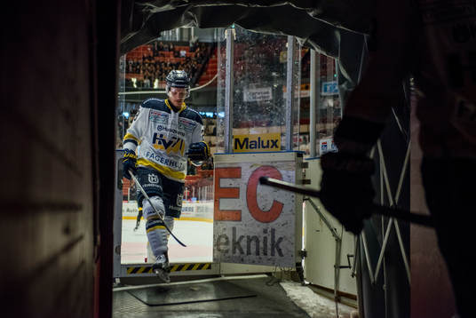s Anton Bengtsson lämnar isen