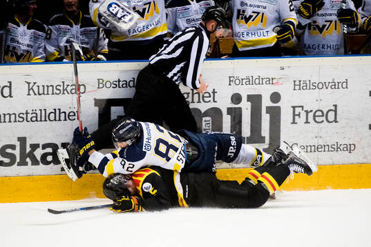 s Kevin Stenlund faller över Brynäs Lukas Kilström
