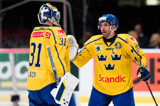 Sveriges målvakt Eddie Läck och Joel Lundqvist jublar