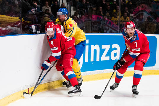 Sveriges Victor Hedman i kamp om pucken med Rysslands