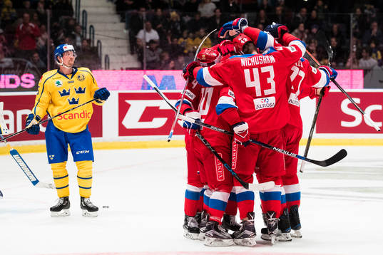 Sveriges Anton Strålman deppar när Rysslands spelare