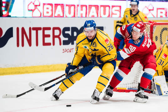 Sveriges Elias Lindholm i kamp om pucken med Rysslands