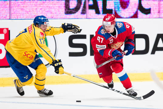 Sveriges Pär Lindholm i kamp om pucken med Rysslands