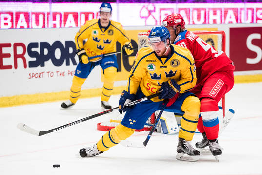 Sveriges Elias Lindholm i kamp om pucken med Rysslands
