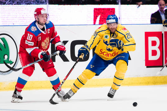 Rysslands Sergei Mozyakin i kamp om pucken med Sveriges