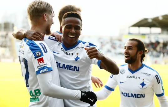 Norrköpings Kalle Holmberg jublar och Niclas Eliasson