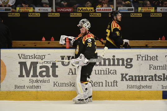Brynäs målvakt David Rautio och Elias Fälth deppar